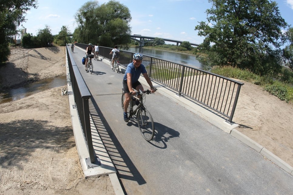 Erste Radler überqueren die neue Brücke über die Mündung der Gottleuba (Elberadweg) in Pirna. Der Ersatzneubau kam 2,4 Millionen Euro. Foto: Daniel Förster