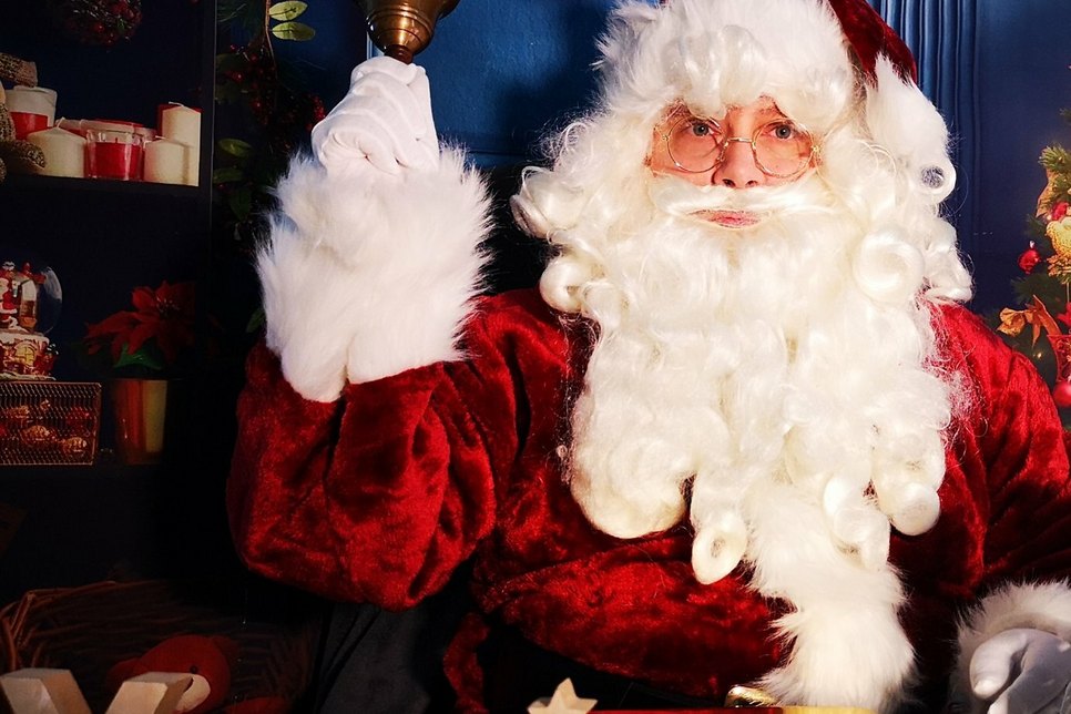 Am 1. Advent öffnet der einzig wahre Weihnachtsmann den Wunschzettelbriefkasten beim Hafenbüro in Cottbus.