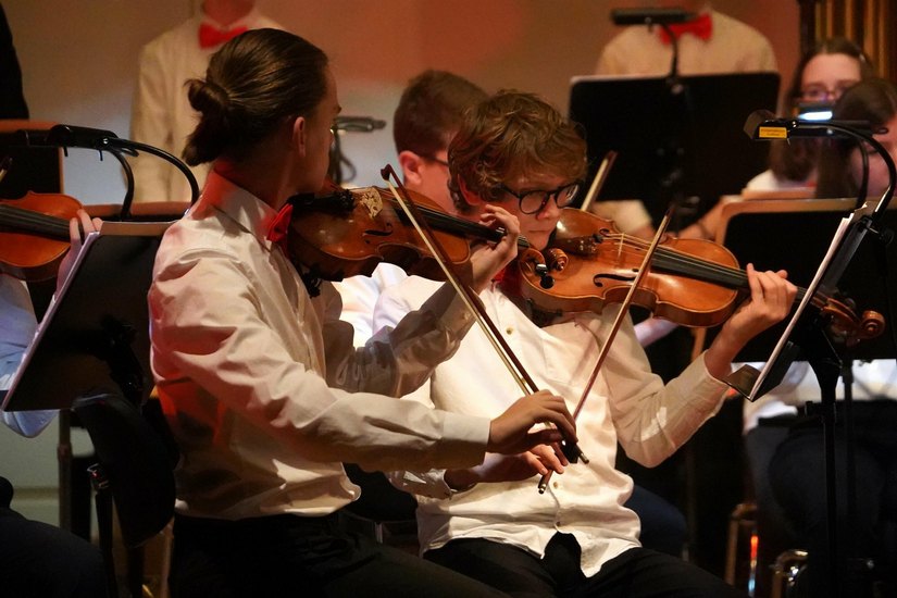 Mehrere Ensembles der Einrichtung spielen klassische bis moderne Weihnachtslieder auf bekannt hochklassigem Niveau.
