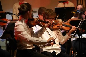 Mehrere Ensembles der Einrichtung spielen klassische bis moderne Weihnachtslieder auf bekannt hochklassigem Niveau. | Foto: Rotary Club Cottbus