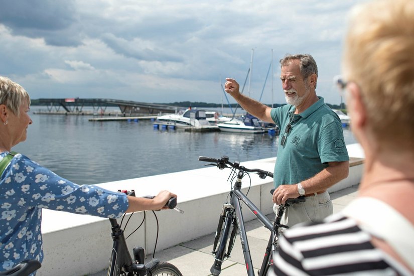 Zu den Seenlandtagen begleitet Gästeführer Heinz Müller Interessierte auf einer 40 Kilometer langen Radtour um den Senftenberger und Geierswalder See.