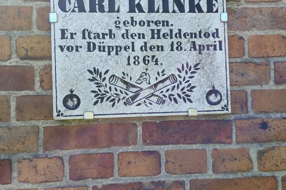 Gedenktafel am Geburtshaus von Carl Klinke in Bohsdorf/Vorwerk. Foto: Lew