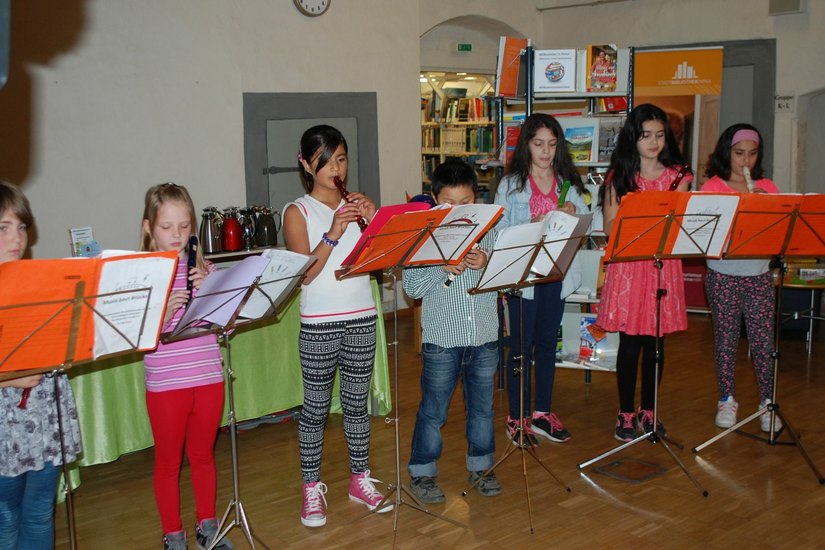 Die Flötengruppe mit Kindern aus fünf Nationen unterhielt die Besucher.