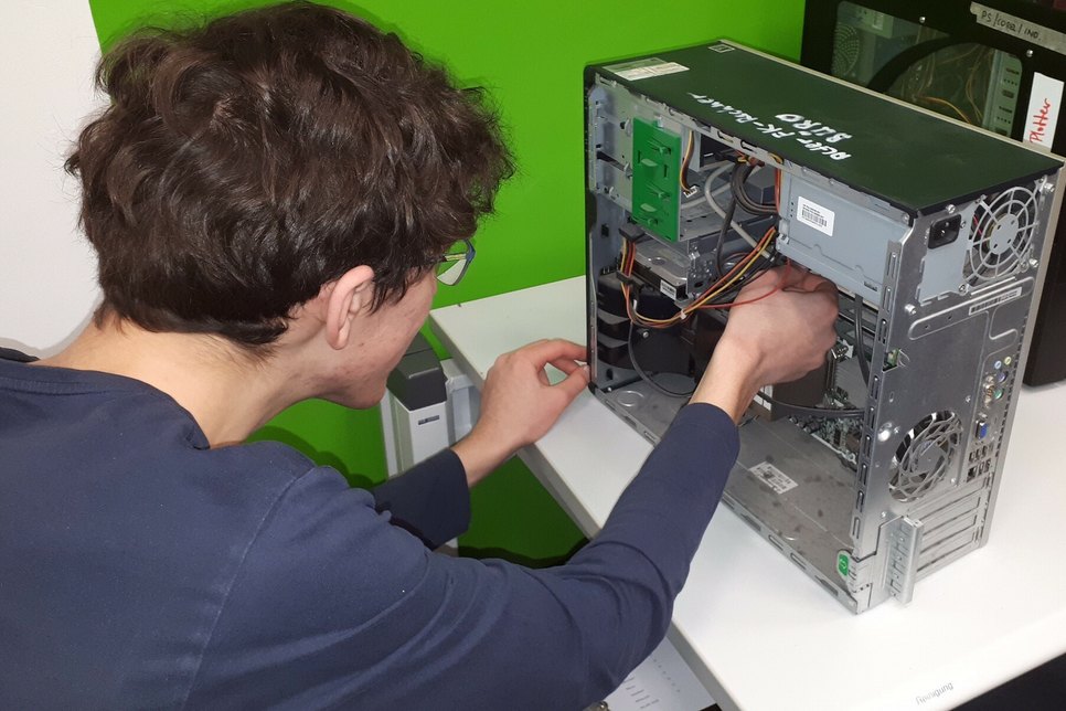 In der »Offenen Werkstatt« Spremberg werden alte Rechner wieder fit gemacht, um sie bedürftigen Schüler*innen in Zeiten von Homeschooling zur Verfügung stellen zu können. Foto: ASG