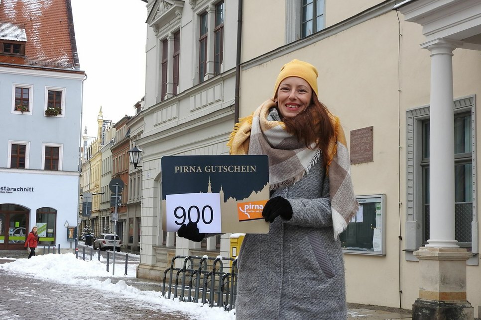 Vicky Leuschke hat den 900. »Pirna-Gutschein« ergattert. Foto: R. Rink