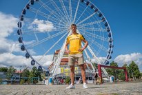 Tim Knipping vor dem Wheel of Vision auf dem Postplatz. Foto: PR / SG Dynamo Dresden / Dennis Hetzschold