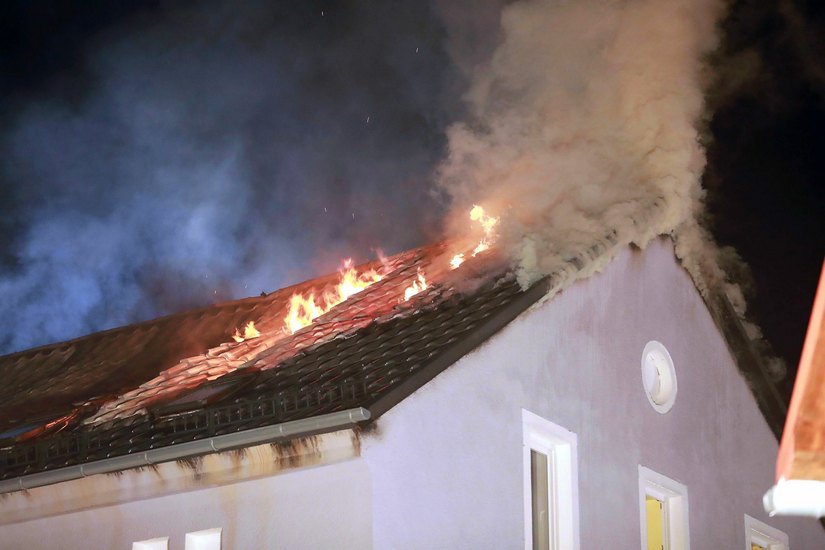 Der Dachstuhl stand lichterloh in Flammen.   Fotos: M. Förster