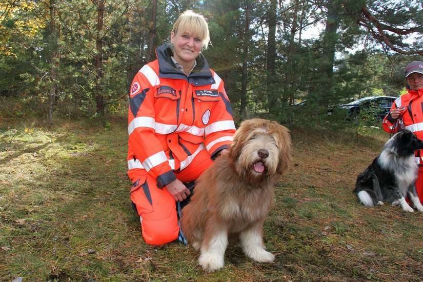 Staffelleiterin Heidi Stensel mit ihrem Polnischen Niederungshütehund »Goran«. Foto: sts