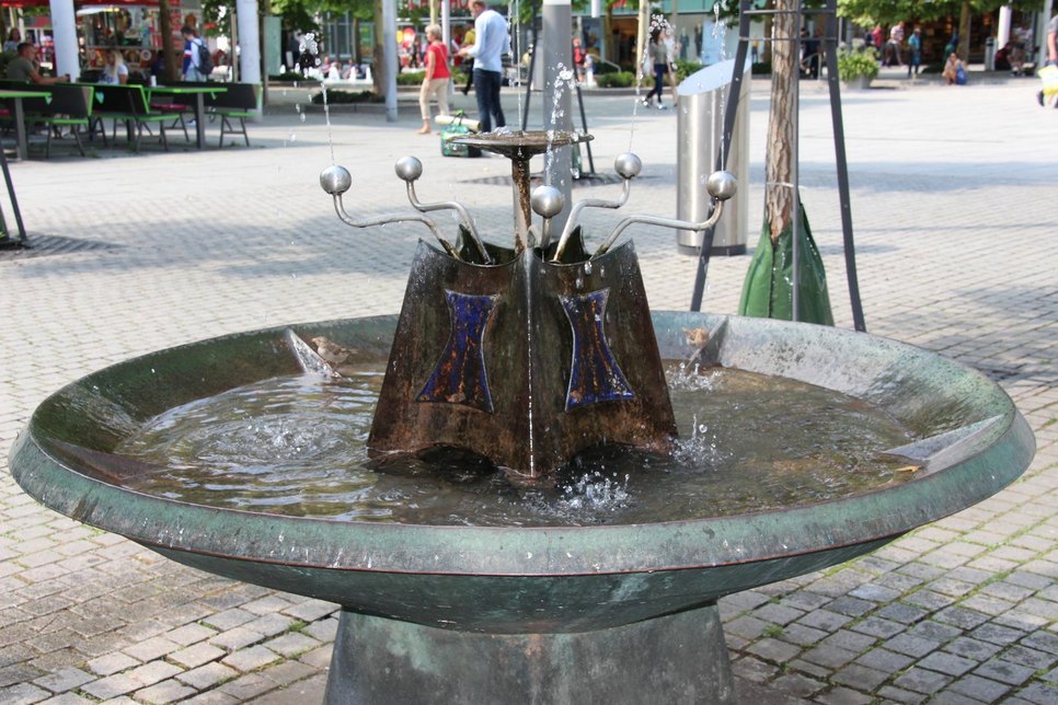 Schön, aber nur zum Abkühlen, nicht zum Trinken: Wasserspiel auf der Prager Straße. Fotos: Pönisch