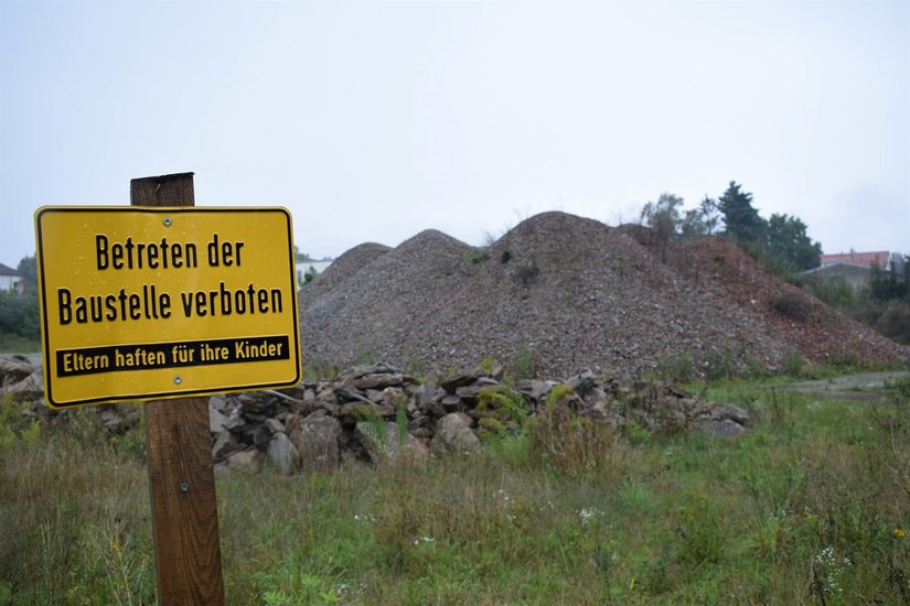Seit fast zwei Jahren stehen die Schuttberge auf dem Gelände des ehemaligen Fortbildungswerkes. Wann diese verschwinden, muss noch geklärt werden.