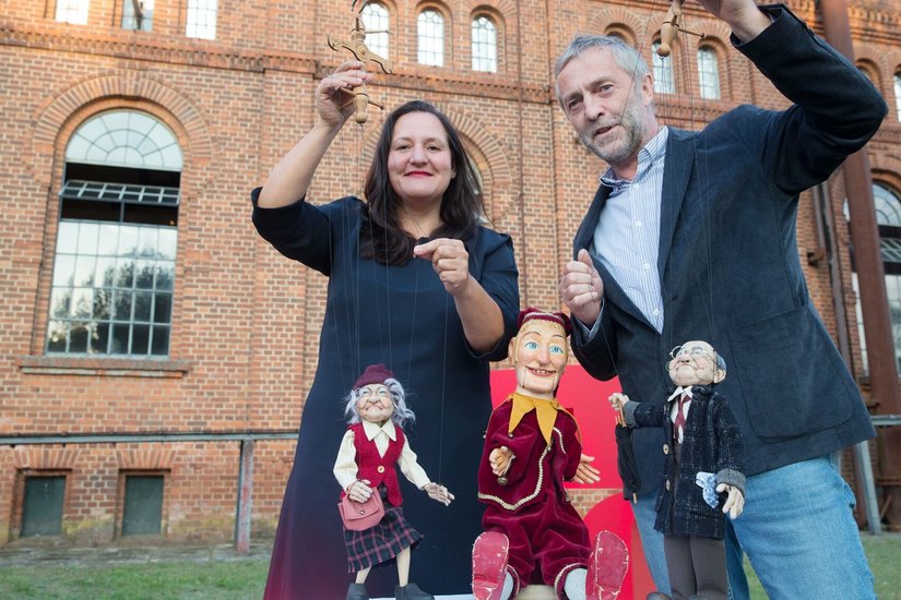 Brandenburgs Kulturministerin Manja Schüle, hier mit Ralf Uschner vom Mitteldeutschen Marionettentheatermuseum Bad Liebenwerda, ist Schirmherrin des Kaspergipfels.