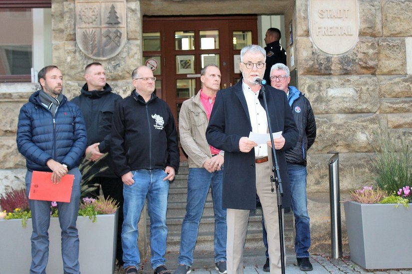 Zahlreiche Freitaler waren am Montag dem Aufruf von Oberbürgermeister Uwe Rumberg gefolgt, für ein bezahlbares Leben zu demonstrieren.