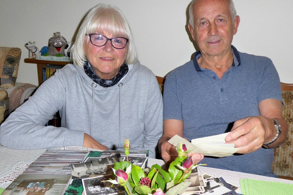Uta Colling und Bernd Müller schwelgen bereits bei den Vorbereitungen auf ihr 60-jähriges Klassentreffen in schönen Erinnerungen. Foto: Farrar