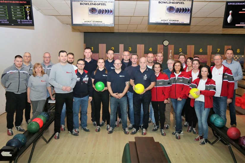Ehrenamtlich engagierten Menschen der Stadt Riesa beim Bowling mit Oberbürgermeister Marco Müller.