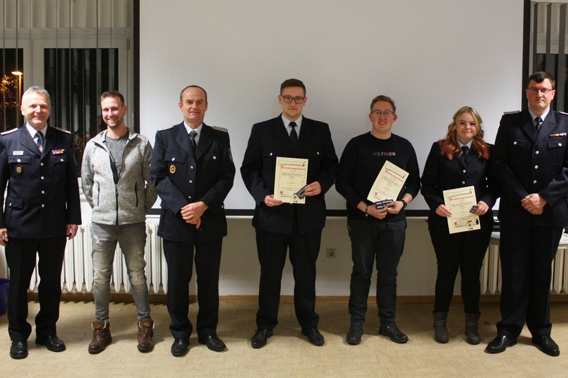 Max Lehmann, Niklas Schuppan und Denise Knorr wurden zum Feuerwehrmann bzw Frau befördert.