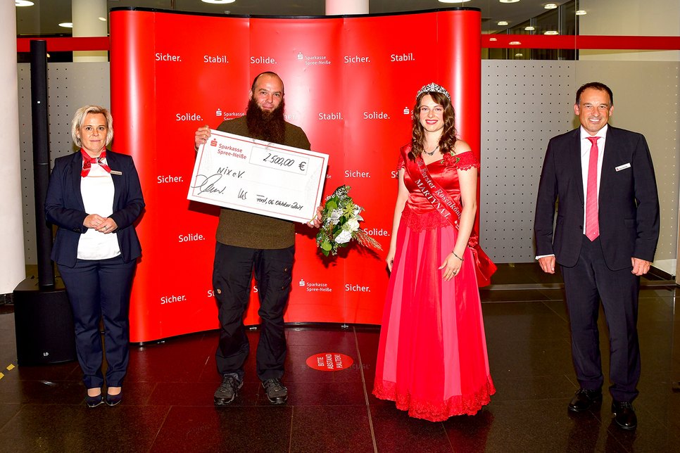 Ein Scheck in Höhe von 2500 Euro wurde in Forst an den Verein NIX e.V. übergeben. Fotos: Sparkasse Spree-Neiße