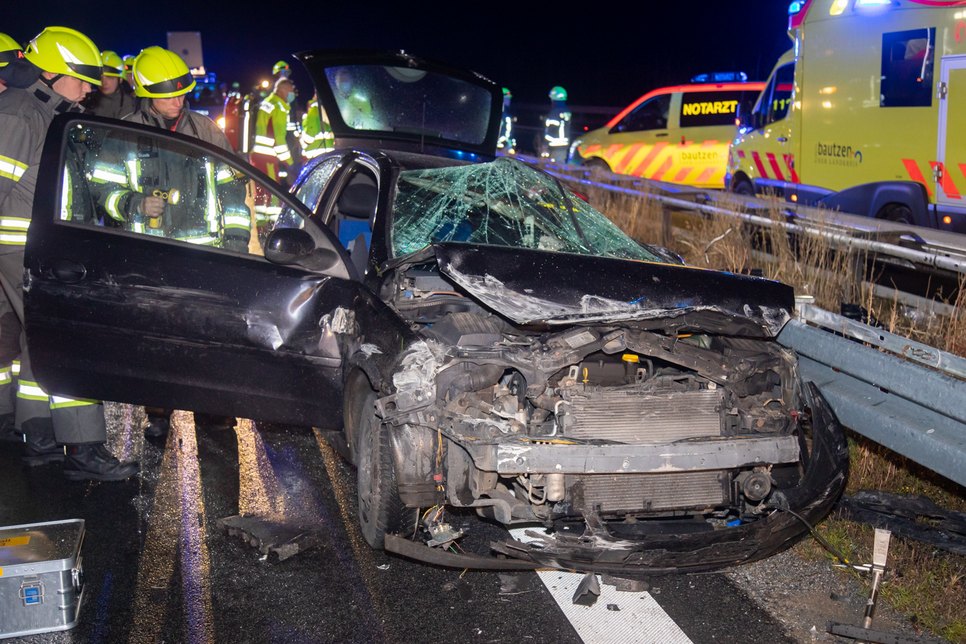 Der Fahrer des Opel Corsa wurde mit schweren Verletzungen geborgen und mit einem Rettungshubschrauber abtransportiert. Foto: Rocci Klein