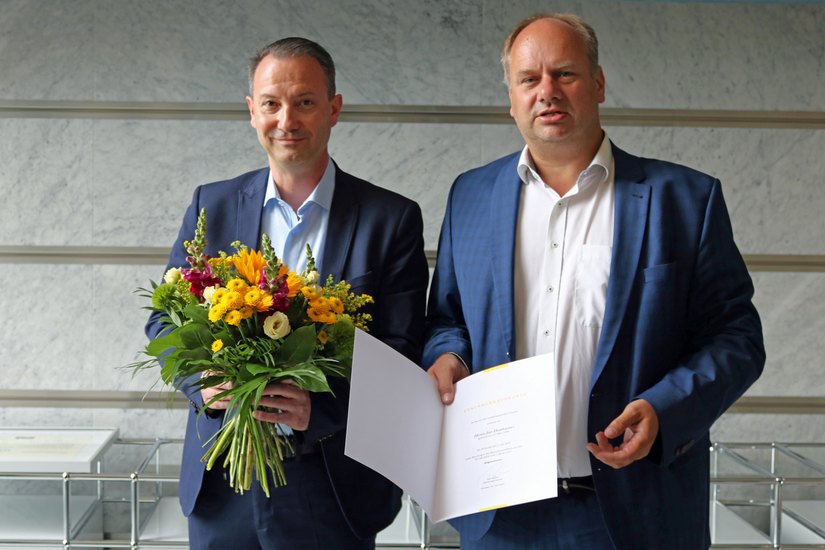Jan Donhauser (li.) erhielt am 30. Juni seine Ernennungsurkunde von Dresdens OB Dirk Hilberg. Foto: Landeshauptstadt Dresden