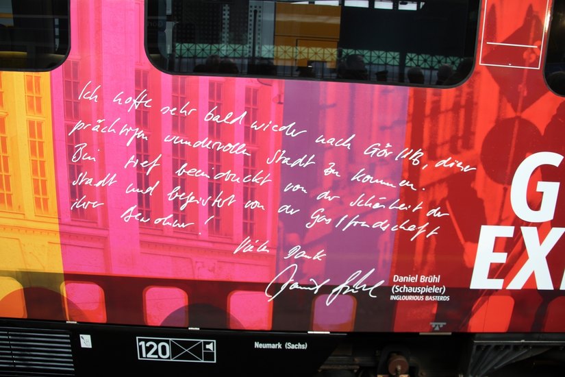 Auf dem Zug sind auch Kommentare der Filmstars aus dem Goldenen Buch der Stadt verewigt. Foto: Keil