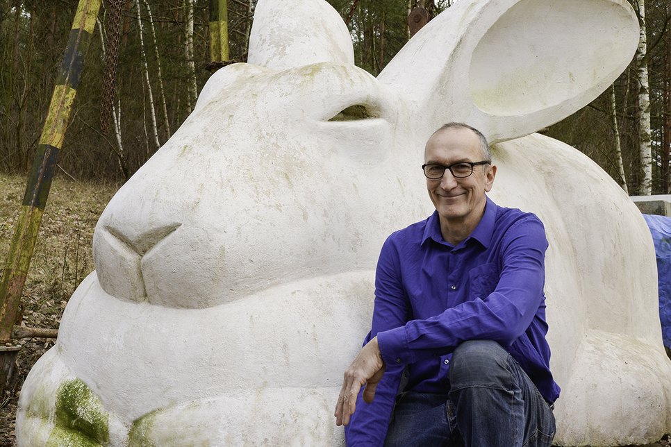 Bildhauer Harald Müller mit seinem Kunst-Objekt „Großer Weißer Hase“. Foto: FF