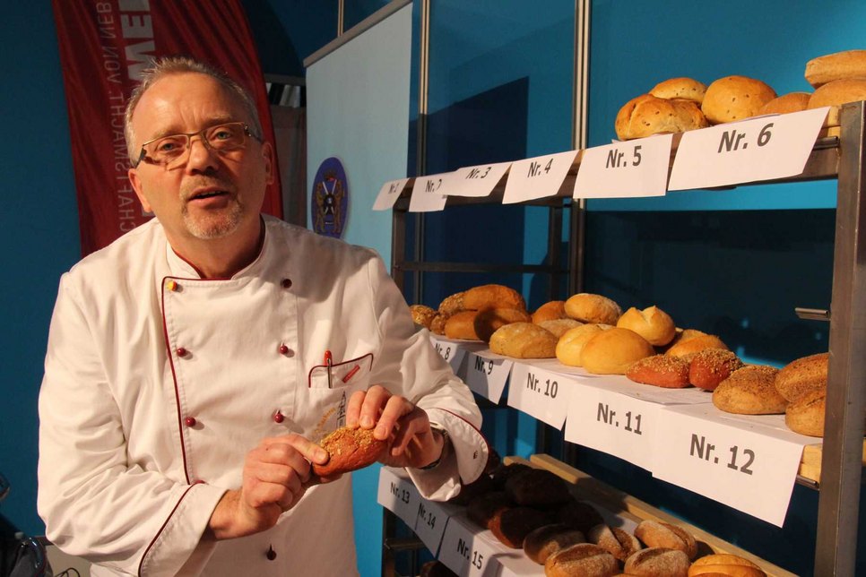 Innungschef Werner Klinkmüller betreibt eine Bäckerei in Luckau. Hier zeigt er ein Rote-Beete-Dinkelvollkornbrötchen. Foto: jho