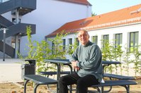 Im »Grünen Klassenzimmer« am Schulhof kann auch Schulleiter Jürgen Gläsel mal entspannen und frische Luft schnappen. Foto: Farrar