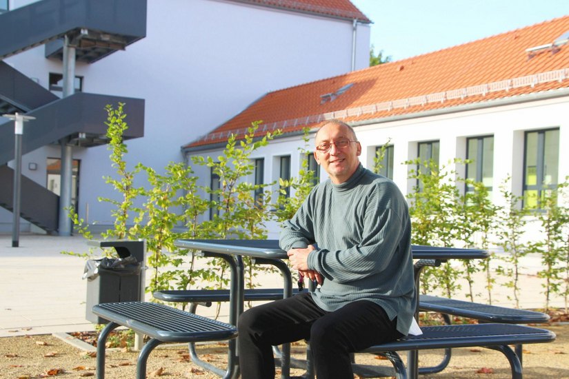 Im »Grünen Klassenzimmer« am Schulhof kann auch Schulleiter Jürgen Gläsel mal entspannen und frische Luft schnappen. Foto: Farrar
