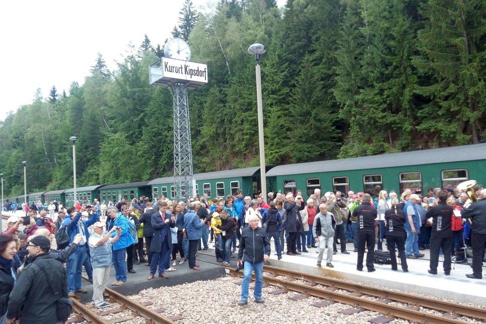 In Kipsdorf wurde der erste Zug nach 15 Jahren mit einem großen Volksfest begrüßt.  Foto: Prange