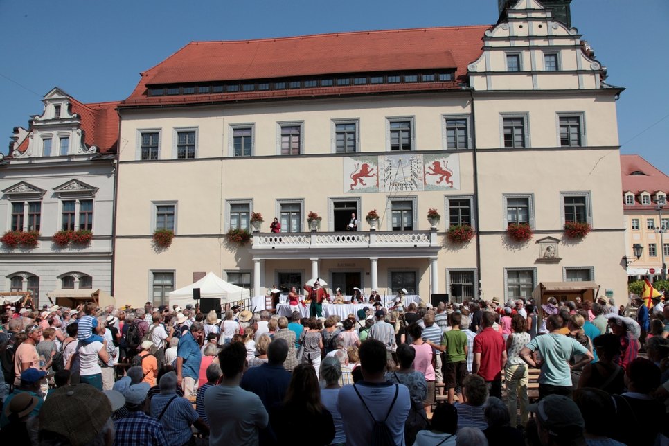 Viele Besucher wohnten dem Spektakel vor dem Pirnaer Rathaus bei.