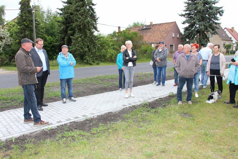Eröffnen den neuen Gehweg gemeinsam mit Einwohnern von Göbitz (vo.li.na.re.): Ortsvorsteher Eckhard Nadebohr, Amtsdirektor Marten Frontzek und Bürgermeister Lutz Modrow.