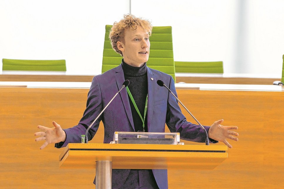 Laurenz Frenzel überzeugt am Rednerpult im sächsichen Landtag.