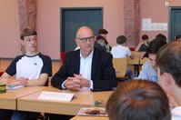 Ministerpräsident Dr. Dietmar Woidke im Gespräch mit den Neuntklässlern des Jahn-Gymnasiums.