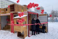 Der mobilen Spielplatz in der Stadtpromenade wurde von OB Tobias Schick und dem Geschäftsführer der Gebäudewirtschaft Cottbus GmbH, Dr. Sebastian Herke an die Kinder der Stadt Cottbus übergeben.
