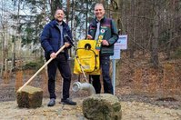 Der Bad Schandauer Bürgermeister Thomas Kunack und Uwe Borrmeister, Leiter Nationalpark- und Forstverwaltung Sächsische Schweiz (re.), haben die Löschwasserzisterne in der Nähe der Schrammsteine in Betrieb genommen.