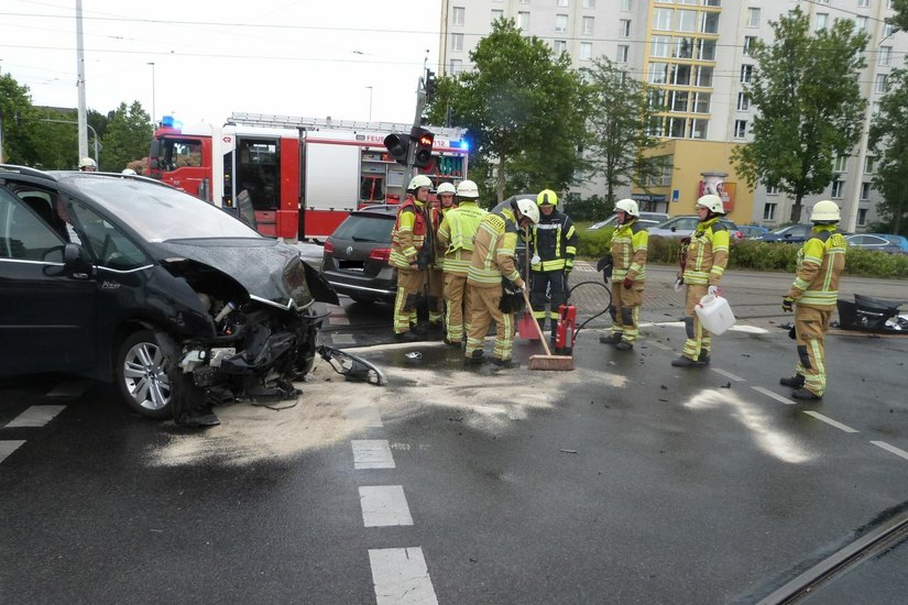 Bei dem Unfall am Donnerstagabend wurden vier Menschen verletzt. Foto: Feuerwehr Cottbus
