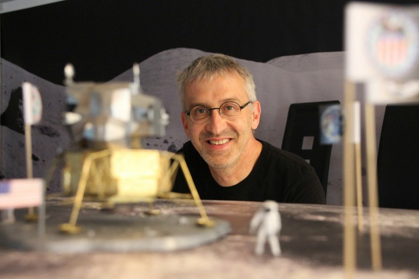 Torsten Zimmermann an einem Modell des Landers der Apollo 11 Mission. Am 20. Juli jährt sich die Mondlandung zum 50. Mal.  Foto: Schramm