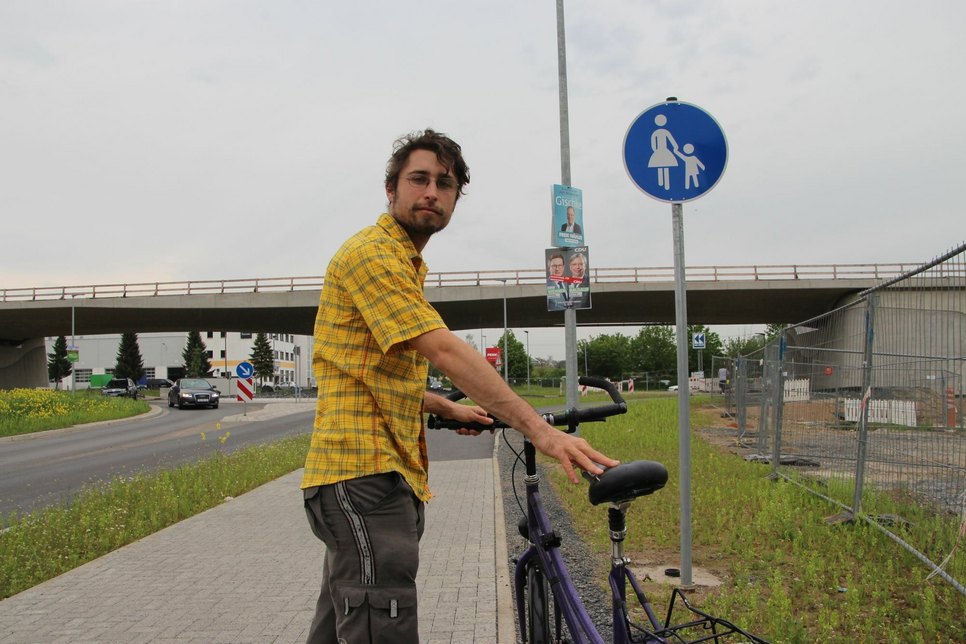 Sebastian Schmidt an der Zehistaer Straße: Mit dem neuen Kreisverkehr wurde der gemeinsame Geh- und Radweg zum Gehweg.  Foto: Schramm