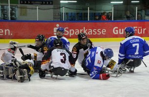 Beim Testspiel zwischen der Deutschen und Slowakischen Para-Eishockeynationalmannschaft ging es heiß her auf dem Eis. | Foto: Büttner