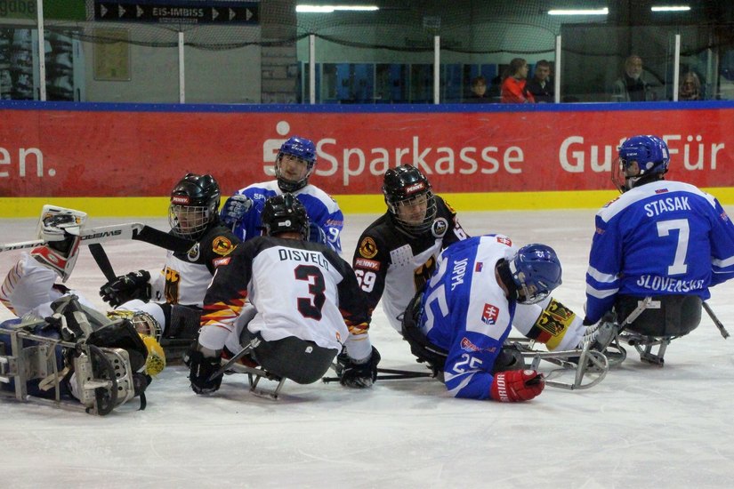 Beim Testspiel zwischen der Deutschen und Slowakischen Para-Eishockeynationalmannschaft ging es heiß her auf dem Eis.
