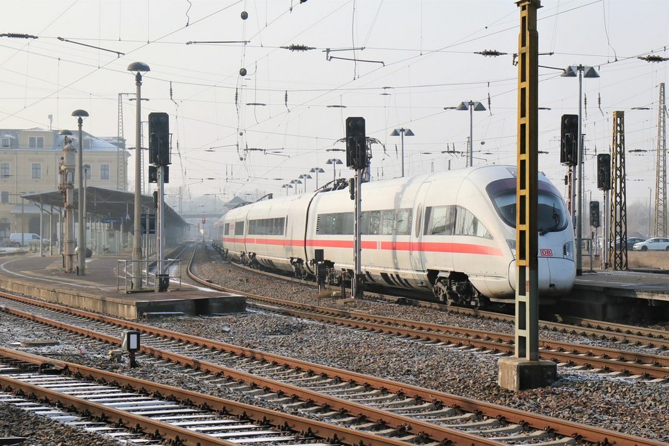Der Riesaer Bahnhof soll so ausgebaut werden, dass ihn Züge mit 120 km/h passierten können - allerdings erst in sieben Jahren. Fotos: U. Päsler – Stadt Riesa