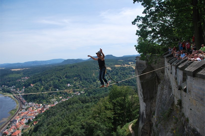 Heinz Zak balanciert 240 Meter hoch über dem Elbtal auf der Highline. (Foto: PR Festung Königstein)