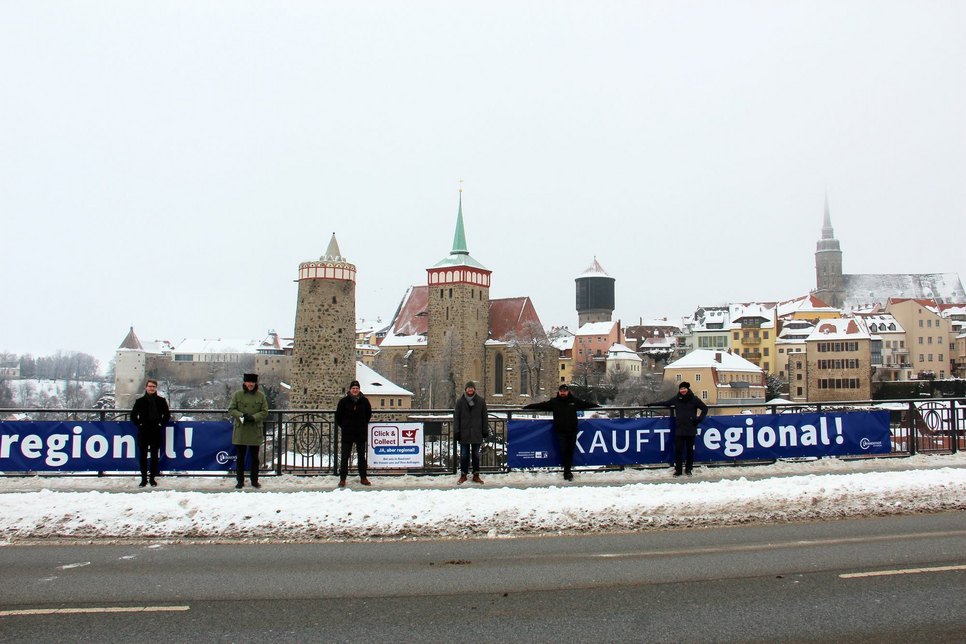Die Banner an der Friedensbrücke sind kaum zu übersehen und sollen auf den lokalen Handel aufmerksam machen. Foto: Stadt Bautzen