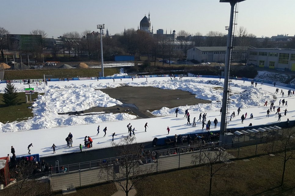 Eisschnelllaufbahn im Sportpark Ostra.
