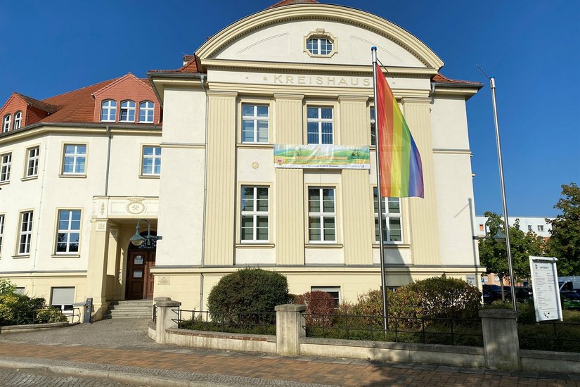 Regenbogen-Fahne vor dem Gebäude der Kreisverwaltung am Standort Senftenberg anlässlich des 14. Christopher Street Days (CSD) Cottbus &amp; Niederlausitz.