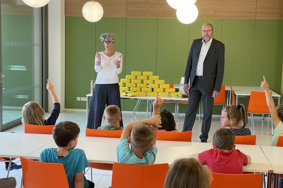Judith Moog und Oberbürgermeister Olaf Raschke verteilen ein gesundes Frühstück an die Erstklässler der Questenberg Grundschule.