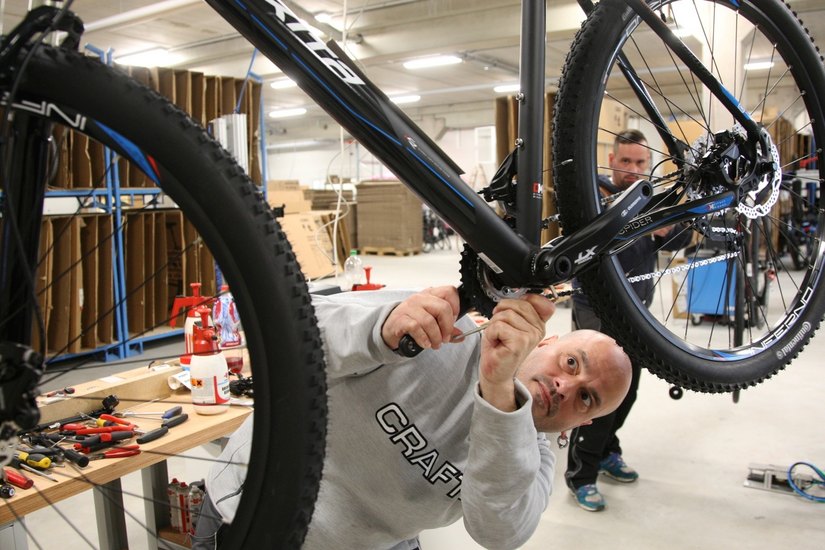 Jedes Rad wird nach Kundenwünschen montiert. Fotos (3): Daniel Förster