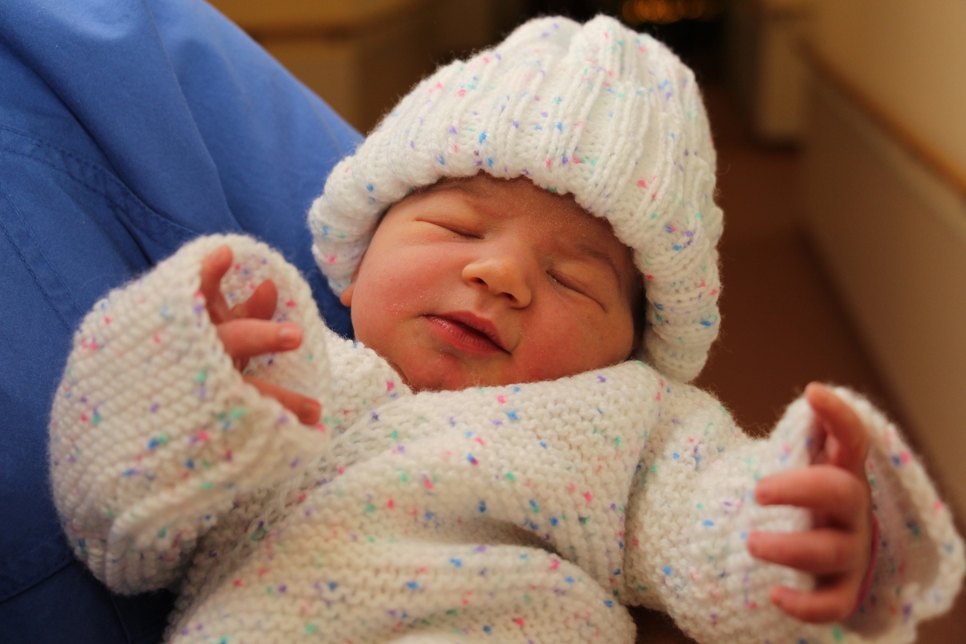 Ein neugeborenes Baby in den gestrickten Sachen. Foto: Klinikum Pirna