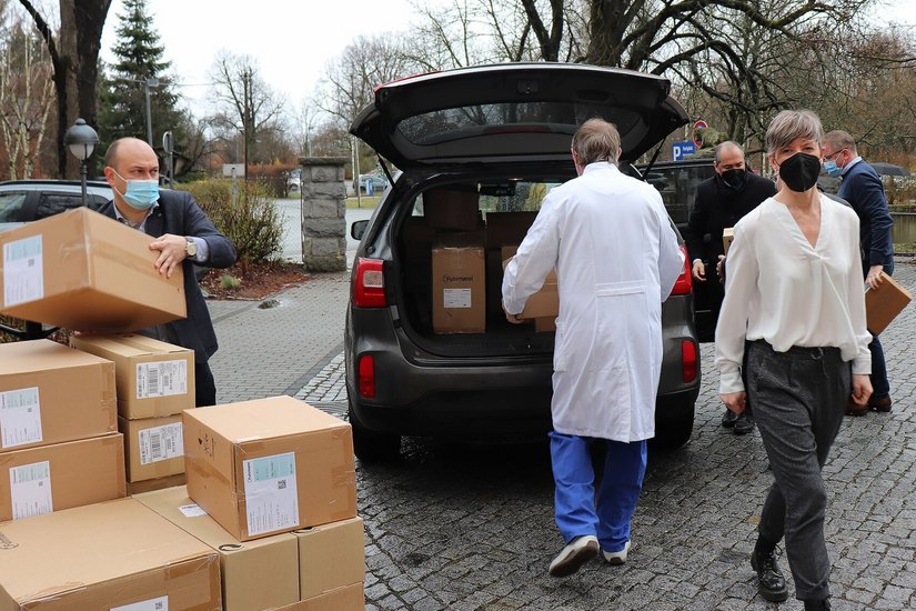 Die Hilfslieferung wurde vom Carolus nach Zgorzelec gebracht, wird dort in einen Truck verladen, der kommende Woche in die Ukraine fährt.