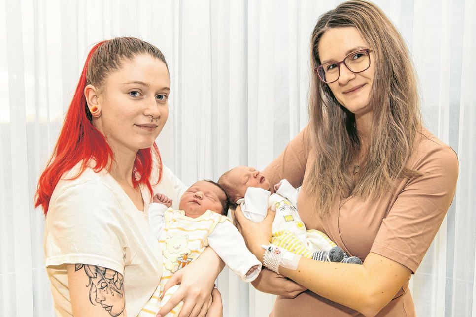 Chantal mit Tochter Lacey Celeste (l.) und Saskia mit Sohn Tim (r.).