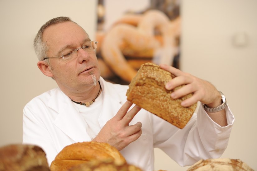 Brotprüfer Michael Isensee im Einsatz.